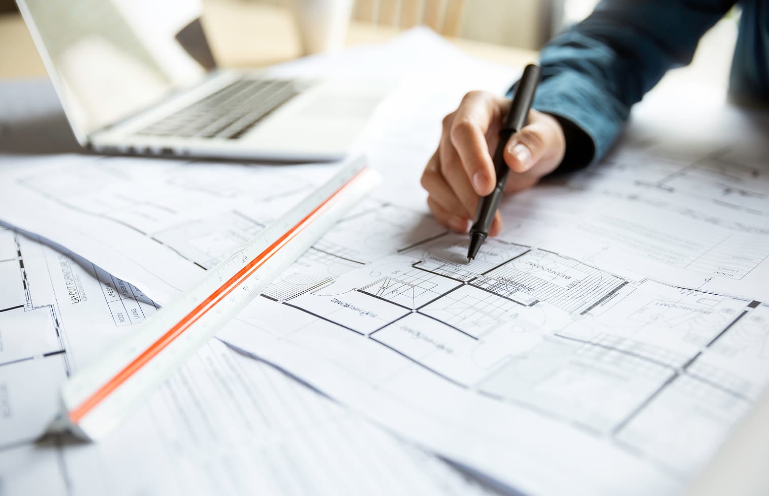 お客様の事業を成功に導く「航路図（事業戦略）」を緻密に設計している専門家の手元