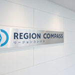 REGION COMPASS（リージョンコンパス）のオフィス入口サイン